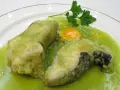Dos trozos de congrio en salsa verde, con un toque de huevo y perejil.