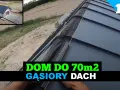 Blacha na rąbek stojący - wady. Detal dachu z widocznym elementem uszczelniającym i tekstem "DOM DO 70m2 GĄSIORY DACH".