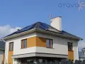 Nowy dom z panelami fotowoltaicznymi na dachu, korzystający z systemu net metering.