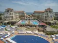 Wielki kompleks hotelowy z basenami i leżakami, idealny na bułgaria wczasy all inclusive.