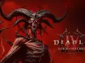 El Señor del Odio de Diablo 4, con cuernos imponentes y ojos llameantes, emerge de un fondo rojo intenso.