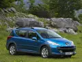 Niebieski Peugeot 207 SW na tle skalistego krajobrazu. Wiele osób szuka peugeot 207 opinie przed zakupem.