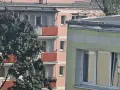 Ptak na balkonie bloku. Czy nowe przepisy o balkonach i tarasach podniosą opłaty na fundusz remontowy?