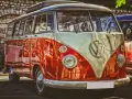 Klasyczny VW Transporter, idealny do transportu gości weselnych. Jego jaskrawy, dwukolorowy lakier przyciąga wzrok.