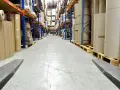 Magazyn z rolkami papieru i kartonami. Wózek widłowy gotowy do pracy, być może z systemem kod rfid do śledzenia towaru.