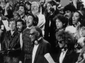 Berühmte Musiker singen gemeinsam einen **protest song**. Bruce Springsteen, Ray Charles und Bob Dylan sind unter ihnen.