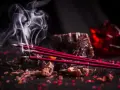 Varitas de incienso de sangre de dragón humeando, evocando su significado místico y protector.