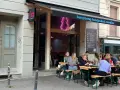 Menschen genießen das Essen vor dem Restaurant "bang bang noodles berlin".