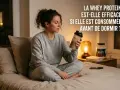 Femme en pyjama gris assise sur un lit, tenant un shaker de protéine. Elle réfléchit à l'efficacité de la protéine avant de dormir.