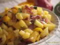 Un delicioso salteado de verduras con patatas, calabacín y pimientos amarillos, con trozos de cebolla morada.