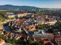 Widok na malowniczy Czeski Krumlov, gdzie rzeka Vltava otacza zabytkowe centrum z zamkiem i kościołem. To idealne miejsce, by odkrywać czeski krumlov atrakcje.