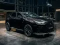 Elegancki, czarny Lexus NX350h lśni w nowoczesnym salonie.