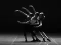 Trzy tancerki w harmonijnym ruchu, tworzące piękną choreografię. To właśnie choreografia co to, czyli sztuka układania tańca.