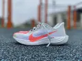 Scarpa da running Nike ZoomX, un esempio di classificazione scarpe running per prestazioni elevate. Tomaia in mesh traspirante, suola ammortizzata.