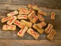 Drewniane runy z czerwonymi symbolami, ukazujące znaczenie run nordyckich.
