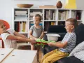 Zwei Kinder im **Streit mit Schwester** um ein Stofftier. Ein kleiner Junge schaut zu.