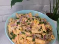 Penne z sosem gyros, kukurydzą i czerwoną cebulą, posypane natką pietruszki. Pyszna sałatka gyros z makaronem.
