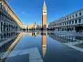 Riflessi di Piazza San Marco con la Basilica e il Campanile, l'acqua di Venezia crea uno specchio magico.