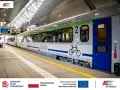 Nowoczesny wagon combo PKP Intercity z oznaczeniem "Combo" i piktogramem roweru, gotowy do podróży.