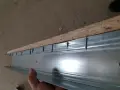 Schrauben verbinden OSB-Platte mit Metallprofil. Rigips auf OSB schrauben ist der nächste Schritt.