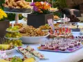 Vielfältige Brunch Ideen: Croissants, Scones, Obstspieße, Brownies und süße Desserts in Gläsern laden zum Genießen ein.