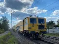 Żółta maszyna torowa DORA jedzie po torach w okolicach Częstochowy. Może to być element rozkładu jazdy prac torowych w Blachowni.