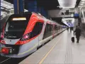 Nowoczesny pociąg na peronie. Marzysz o podróżach? Kto wie, może kiedyś będą darmowe pociągi!