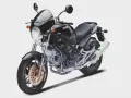 Czarny Ducati Monster z owiewką i sportowym wydechem. Klasyka motoryzacji, która wciąż budzi emocje.