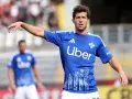 Sergi Roberto, con camiseta azul del Como, señala con el dedo en un partido.