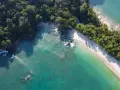 Rajskie kostaryka plaże otoczone bujną zielenią, z turkusową wodą i białym piaskiem. Idealne miejsce na relaks.