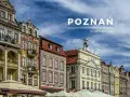 Kolorowe kamienice na Starym Rynku w Poznaniu, z widocznym napisem "POZNAŃ STARY RYNEK".