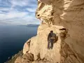 Grimpeur au **Cap Canaille**, face à la mer Méditerranée, prêt pour l'aventure sur les falaises calcaires.