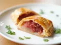Deliciosa empanada de atún, dorada y crujiente, rellena de atún fresco y especias. Perfecta para un bocado sabroso.