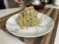 Un plato de spaghetti aglio e olio, con perejil picado, listo para disfrutar.