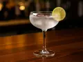 Ett svalkande glas gin och tonic med en limeklyfta, perfekt för en avkopplande kväll.