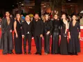 Un cast elegante su un red carpet. Avestrana qui non è Hollywood, ma l'eleganza è palpabile.