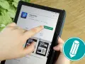 Finger tippt auf "Installieren"-Button einer App auf einem Tablet.