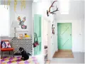 Puertas pintadas con chalk paint, un estilo que da vida a los espacios. Un perro negro y un ciervo colorido completan la escena.