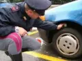 Agente controlla gomme diverse su 4x4, forse per un controllo di routine o per una multa.