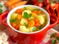 Aksamitna zupa jarzynowa kcal, pełna marchewki, ziemniaków i kalafiora, z dodatkiem papryki i natki pietruszki.