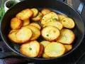 Goldbraune Bratkartoffeln mit Salz und Schnittlauch in einer Pfanne. Ein einfaches Bratkartoffeln Rezept für jeden Tag.