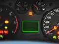 Armaturenbrett mit leuchtenden Warnleuchten: Motorblock, ABS, Airbag, Batterie, Öl und mehr. Ein Auto mit Problemen.