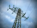 Wysoki słup energetyczny z przewodami, przypominający o taryfie g12n.