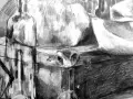 Szkic martwej natury z butelką, rośliną i skrzynią. Idealne rysunki dla początkujących, by ćwiczyć cieniowanie.