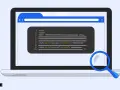 Code HTML sur un écran d'ordinateur, montrant la balise title WordPress et les balises meta pour le SEO. Une loupe examine le code.