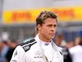 Brad Pitt w stroju kierowcy wyścigowego, jak z jego filmów.