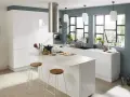 Cuisine moderne aux murs bleu ardoise. Une cuisine d'inspiration pour savoir comment faire de la peinture, avec îlot central, tabourets et vue sur jardin.