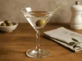 Klasyczny dry martini przepis: schłodzony gin, odrobina wytrawnego wermutu i oliwka. Idealny drink na każdą okazję.