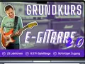 Mann spielt orange E-Gitarre, "GRUNDKURS E-GITARRE 2.0" steht im Bild.
