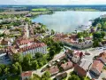 Widok z lotu ptaka na miasteczko nad jeziorem, z zamkiem i mariną. Idealne miejsce, gdzie na Mazury.